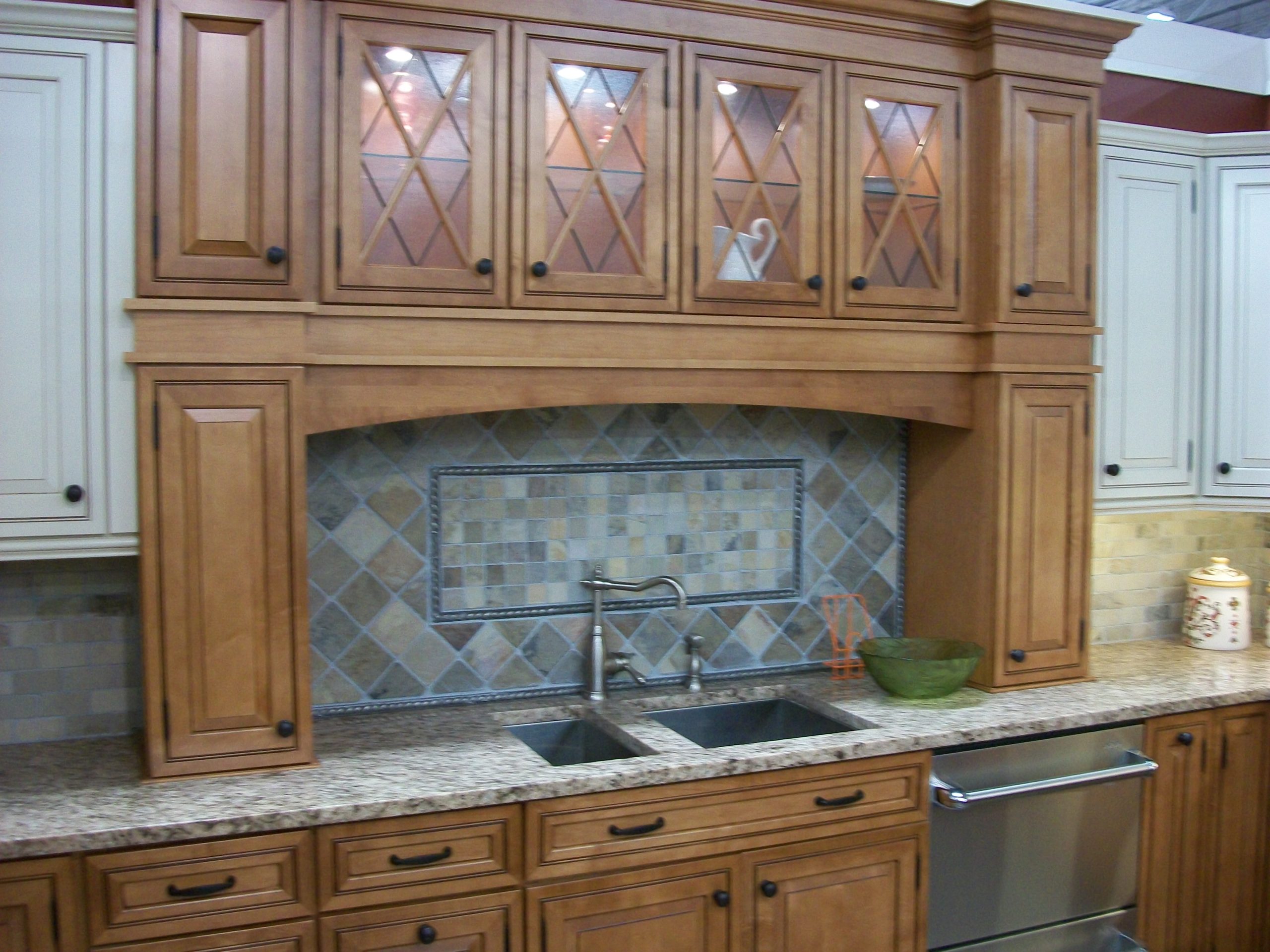 Kitchen_cabinet_display_in_2009_in_NJ