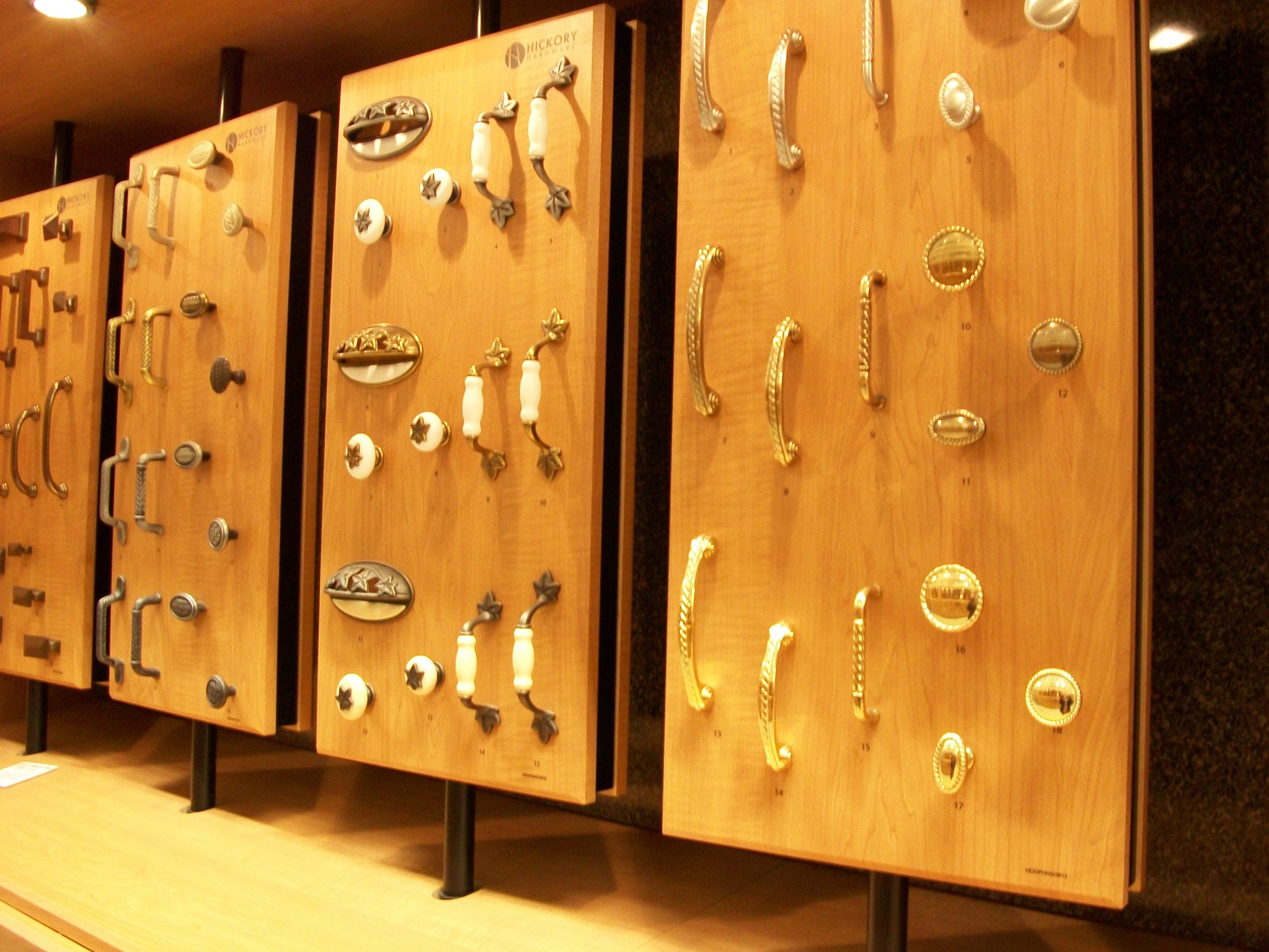 Kitchen_cabinet_hardware_in_2009